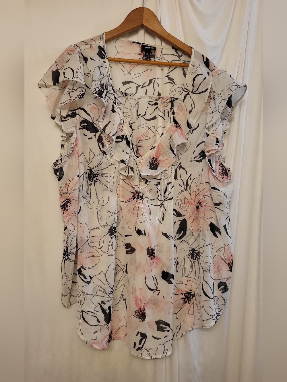 torrid White Floral Ruffle V-Neck Blouse with Pink Accents